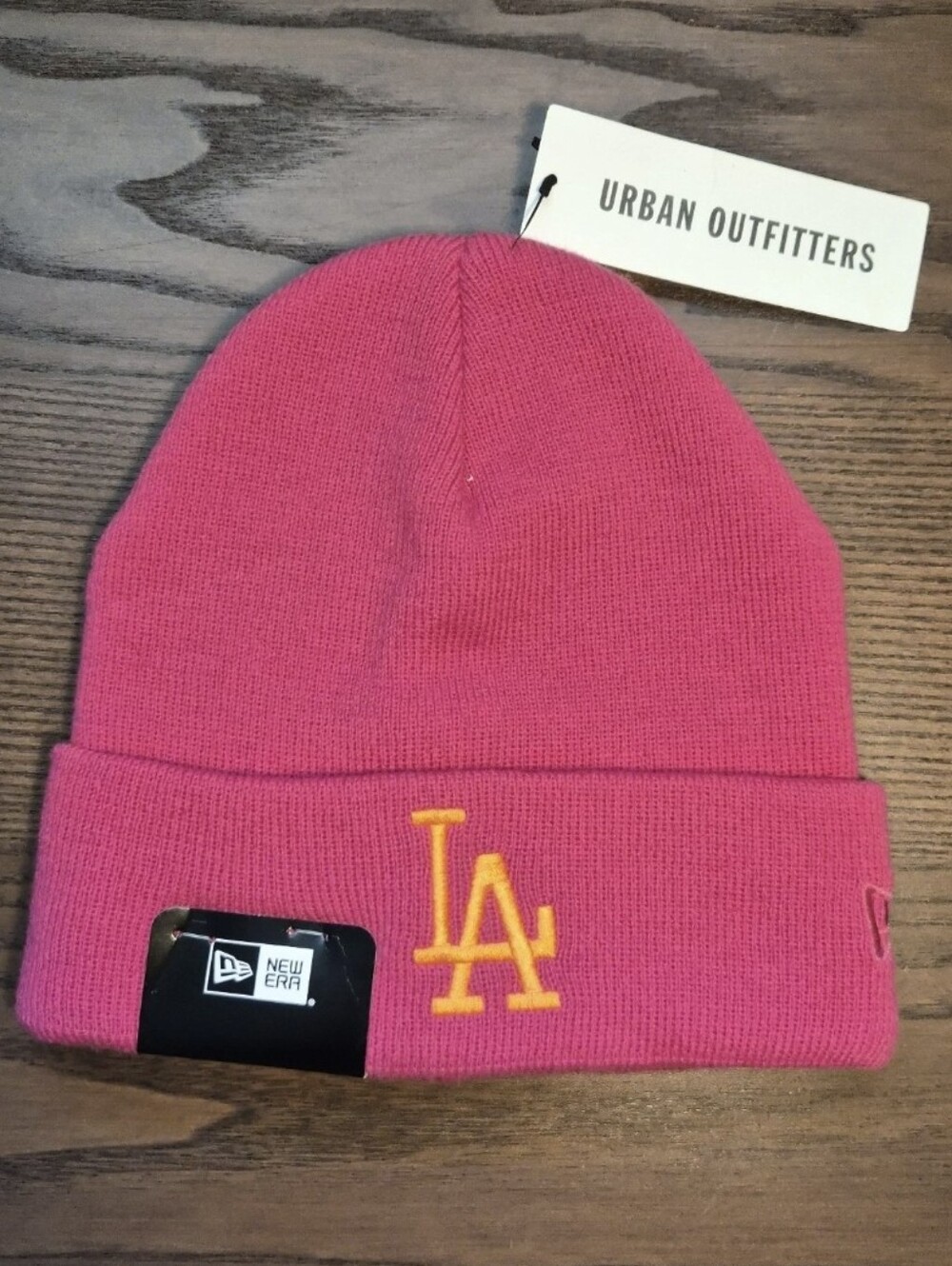 New Era Urban Outfitters LA/Los Angeles Embroidered Pink/Orange Knit Beanie NWT